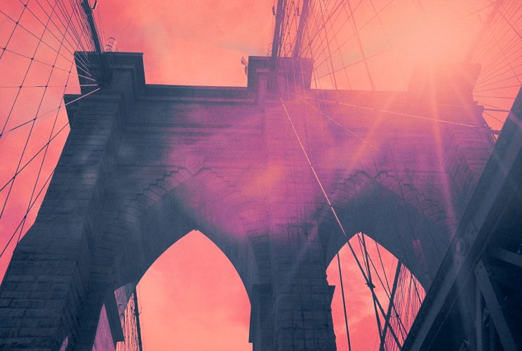 Brooklyn Bridge, Manhattan, während der Sonnenfinsternis. Belichtet auf Kodak EIR Infrarotfilm