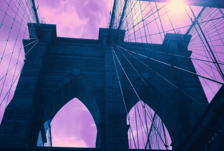 Brooklyn Bridge, Manhattan, während der Sonnenfinsternis. Belichtet auf Kodak EIR Infrarotfilm