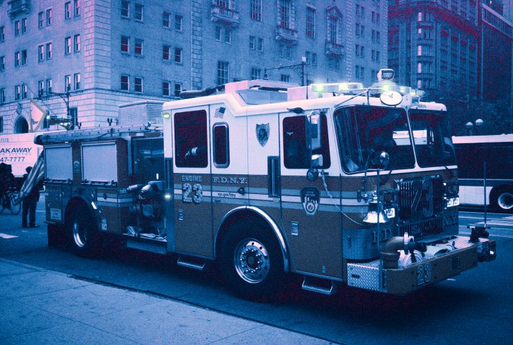 Feuerwehrauto, Manhattan. Belichtet auf Kodak EIR Infrarotfilm