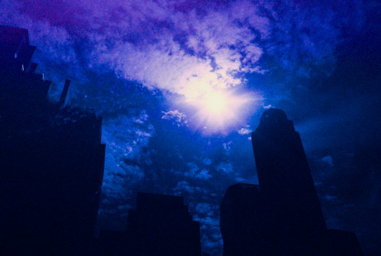 Hochhäuser, gesehen vom Südrand des Central Park, Manhattan, während der Sonnenfinsternis. Belichtet auf Kodak EIR Infrarotfilm