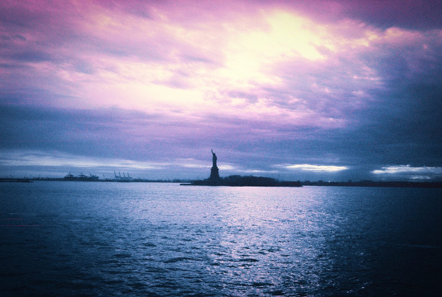 Statue of Liberty, gesehen von der Staten Island Ferry, belichtet auf Kodak EIR Infrarotfilm